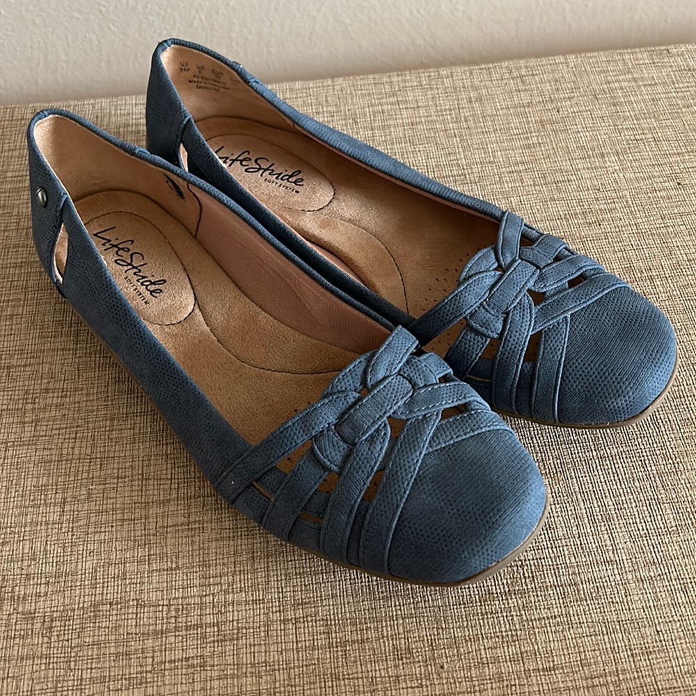 💜New without box Life Stride blue suede flats. Comfortable loafer